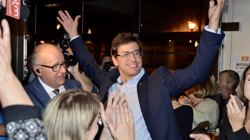 Alexis Brunelle-Duceppe a les mains dans les airs.
