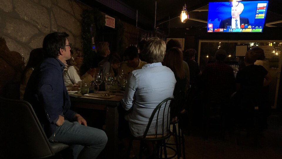 Alexis Brunelle-Duceppe regarde la télévision.