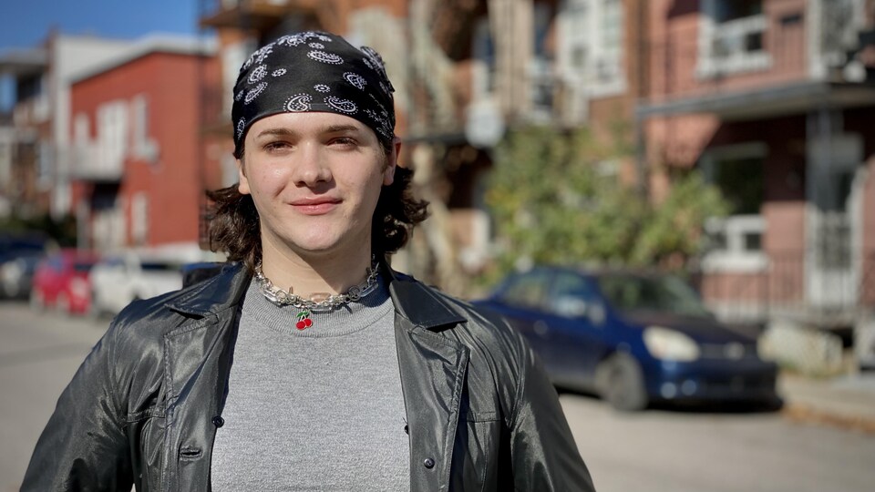 Alexis Champagne pose dans la rue.