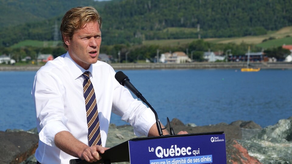 Le candidat caquiste de Bonaventure, Alexis Deschênes, lors d'un point de presse sur le quai de Carleton-sur-Mer.