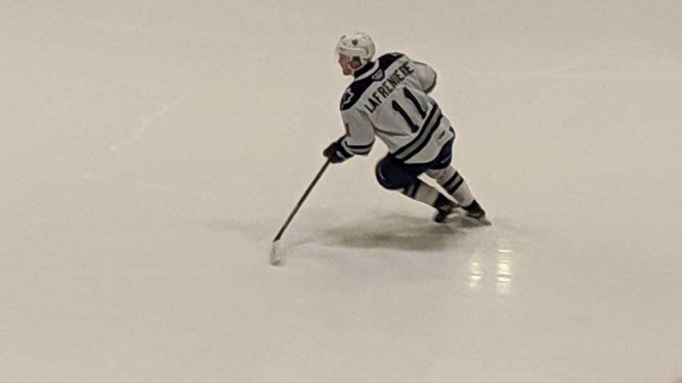 Alexis Lafrenière sur une patinoire dans l'uniforme de l'Océanic de Rimouski.