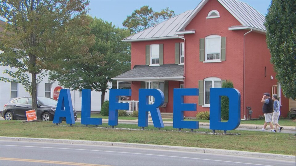 Des lettres géantes plantées au sol forment le mot Alfred, nom d'un village de l'est ontarien.
