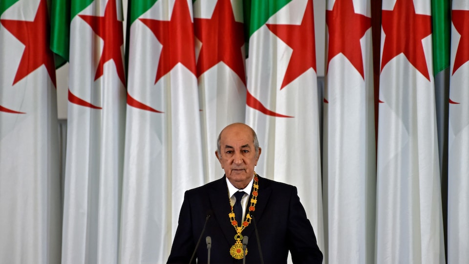 Le président algérien prononce un discours.