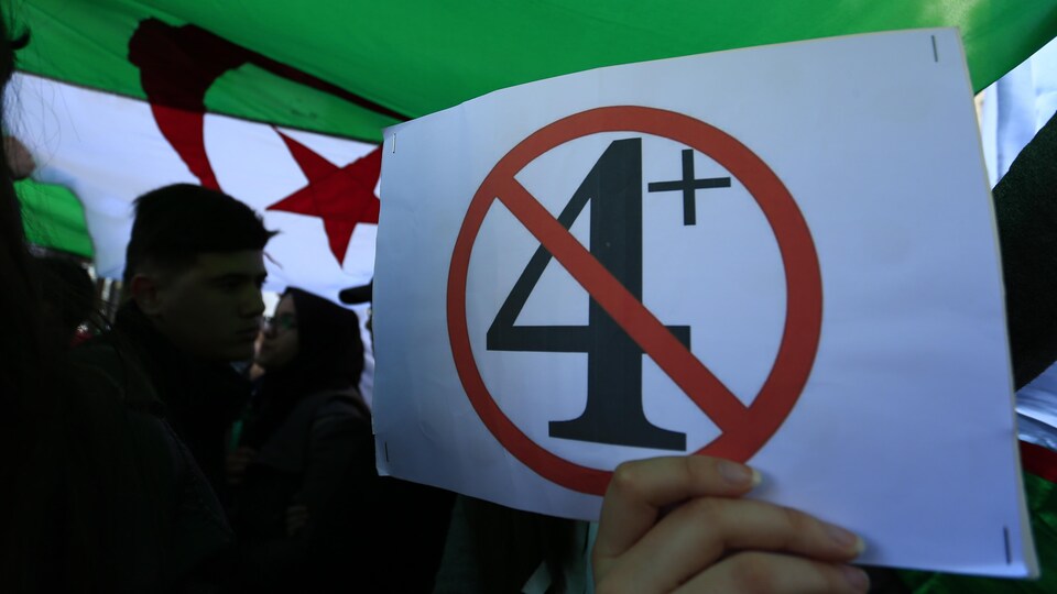 Une manifestation d'étudiants algériens contre la prolongation du 4e mandat du président Bouteflika.