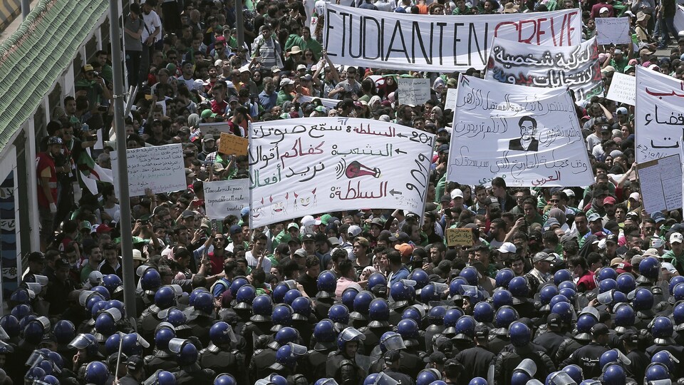 Des étudiants algériens portent une banderole portant la mention «Étudiant gréviste», en haut, à Alger, le mardi 28 mai 2019. 