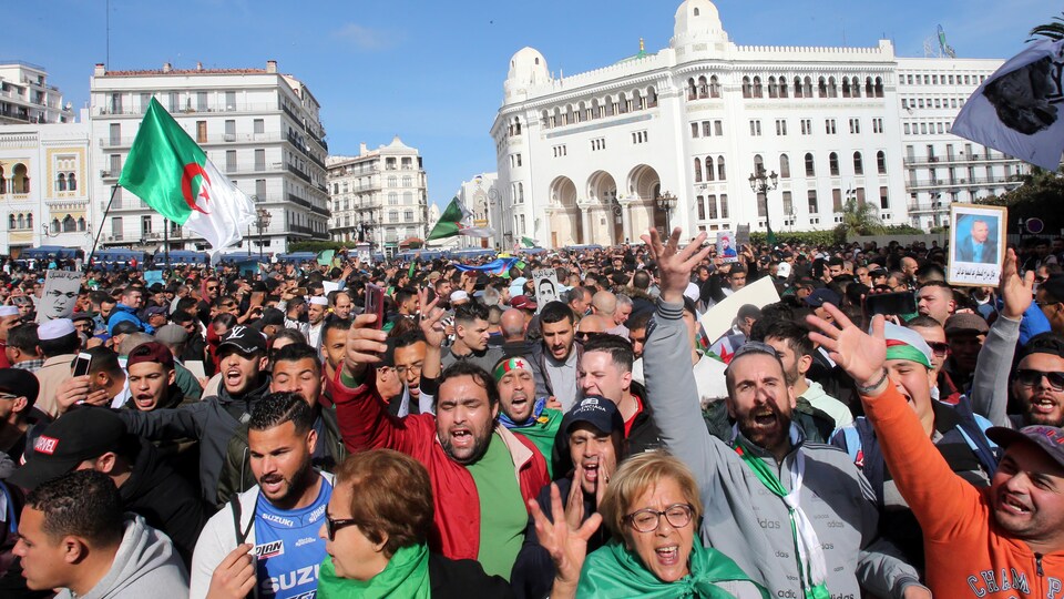 Des manifestants dans le centre-ville d'Alger.