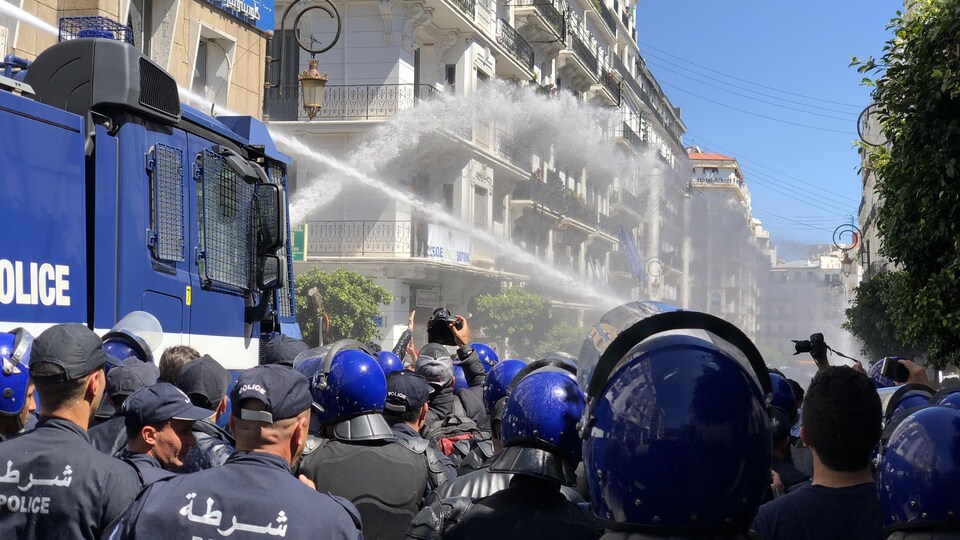 Des policiers et un camion blindé utilisés lors d'une manifestation.