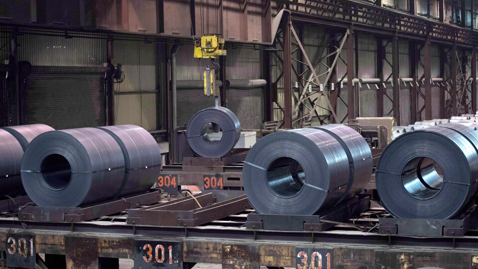 Des bobines d'acier dans un environnement industriel.