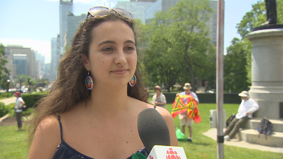 Aliénor Rougeot, coordonnatrice des Grèves des jeunes pour le climat à Toronto, répond aux questions d'un journaliste dans un parc.