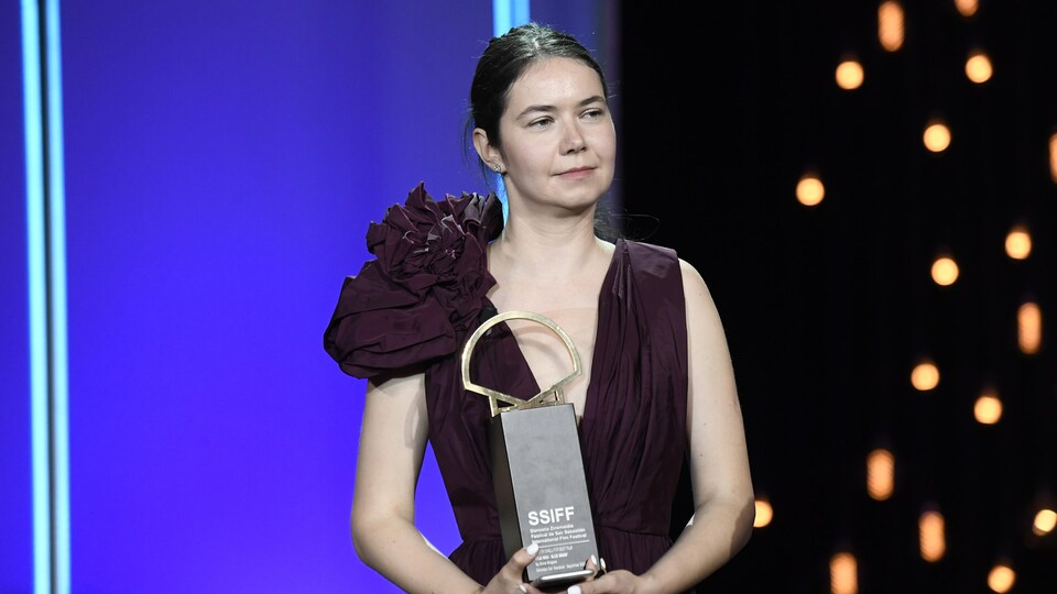 Une femme tient un trophée lors de la cérémonie de clôture du festival de Saint-Sébastien.