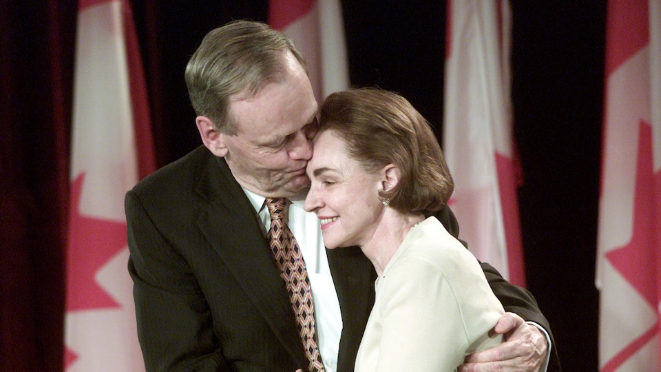 Jean Chrétien, Premier ministre canadien et chef du Parti libéral, embrasse sa femme Aline à Shawinigan, le 27 novembre 2000.