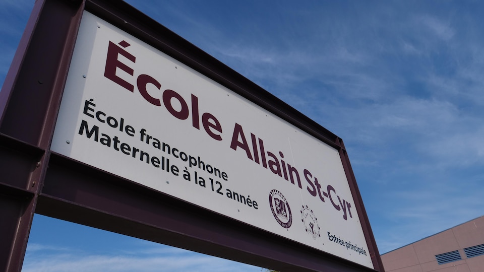 Le panneau de l'école Allain St-Cyr.