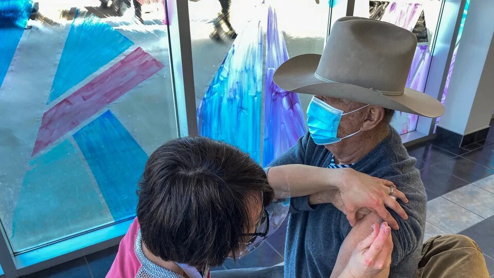 Un homme se fait vacciner.