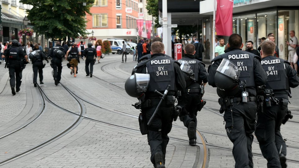 Polizeieinsatz auf einer Straße in Deutschland.