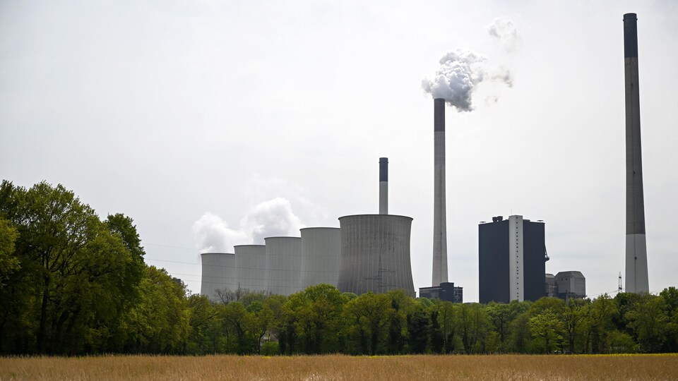 Les tours de refroidissement d'une centrale au charbon en Allemagne.