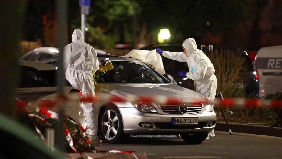 Des experts médico-légaux sur les lieux d'une fusillade à Hanau près de Francfort.