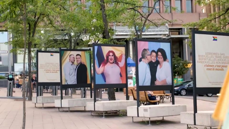 Des panneaux affichant des membres de la communauté LGBTQ+.