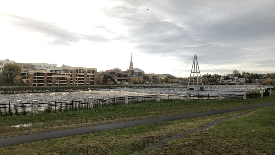 La rivière Petite-Décharge et sa passerelle.