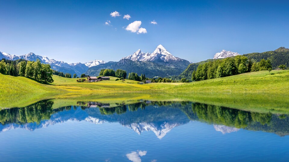 Paysage des Alpes suisses dans lequel se trouve un lac.