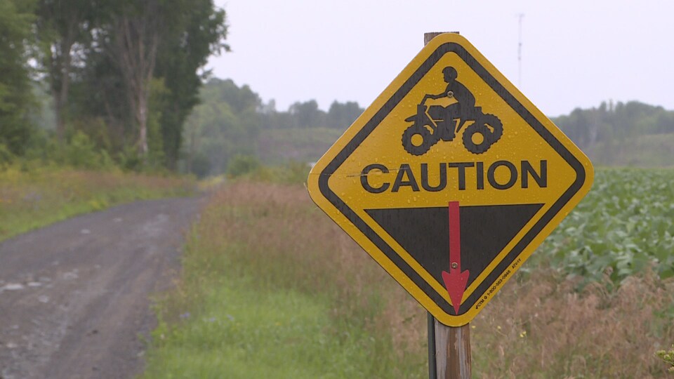 Un panneau indiquant un sentier pour motos hors route et véhicule tout terrain.