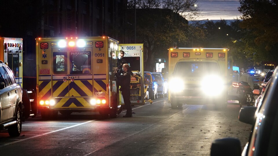 Des ambulanciers sur les lieux de l’altercation armée.