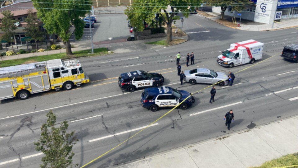 Les services d'urgences se sont rendus au coin de la rue Douglas et l'avenue Tolmie à Victoria, où un homme a été abattu par la police.