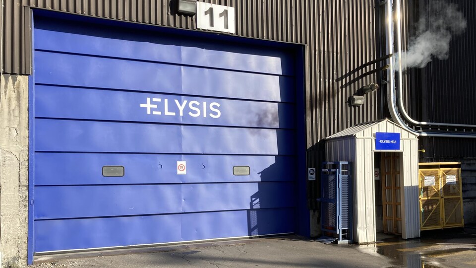 Une porte d'usine bleue.