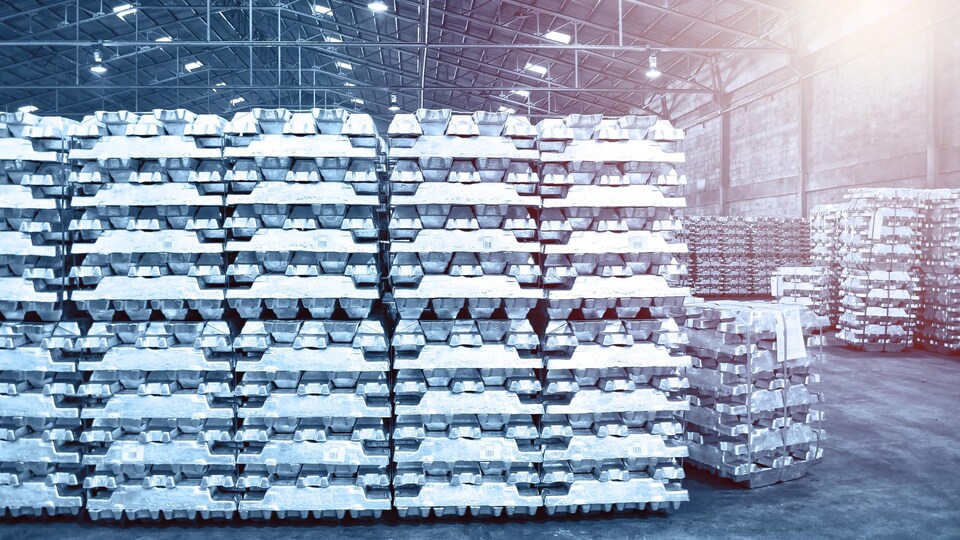 Des lingots d'aluminium dans un entrepôt.