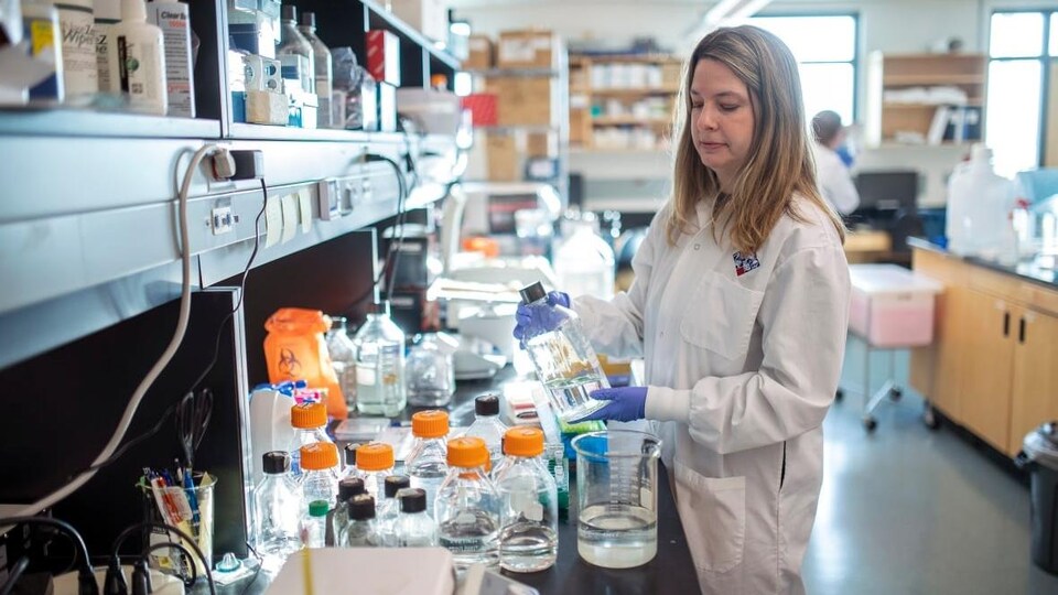 Alyson Kelvin dans son laboratoire.