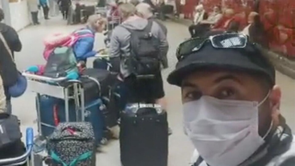 Chawki Amal se prend en photo dans une longue file de voyageurs désemparés.