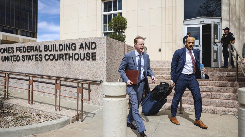 Deux hommes sortant d'un tribunal.