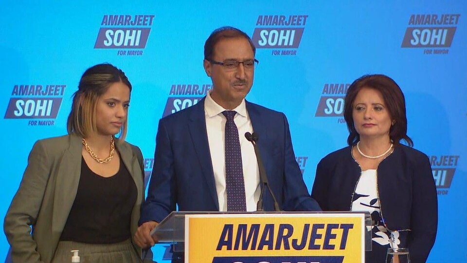 Amarjeet Sohi, entouré de sa fille et de son épouse.