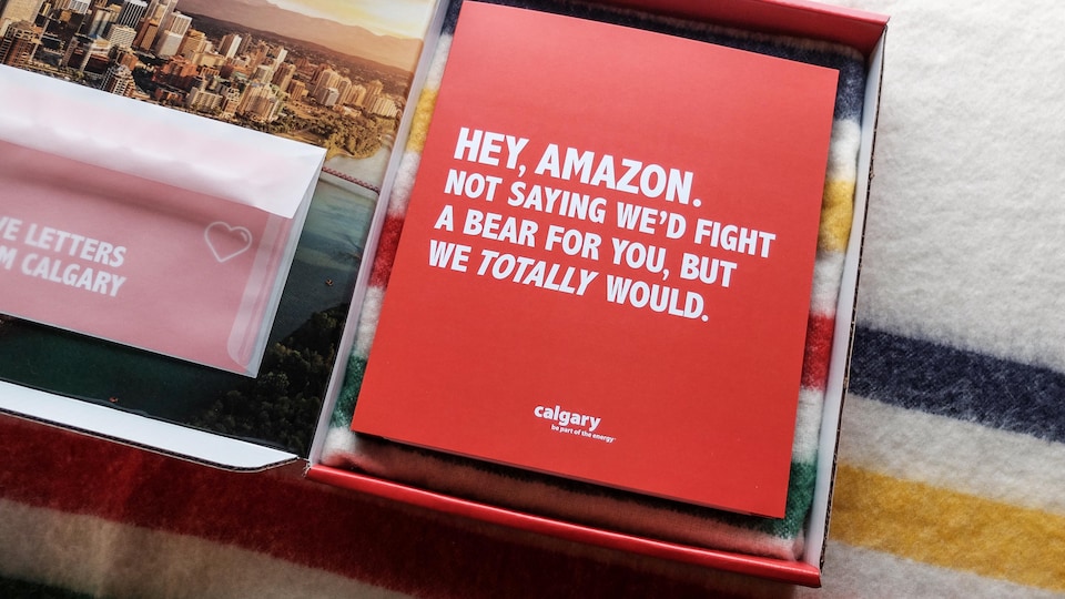 La campagne publicitaire de la ville de Calgary utilise le message: « Hey, Amazon. Nous ne disons pas que nous combattrions un ours pour vous… mais oui, nous le ferions au besoin ».