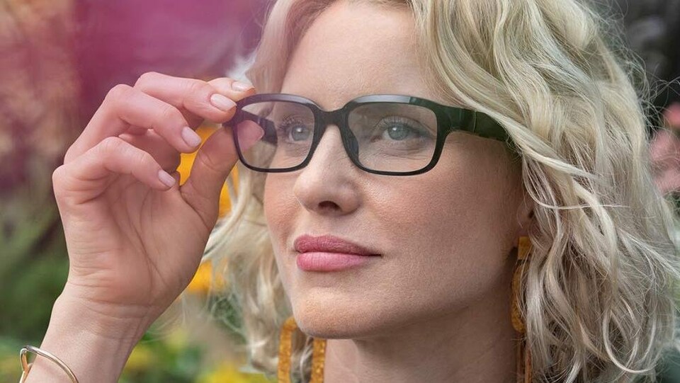 Une femme porte les lunettes connectées d'Amazon. 
