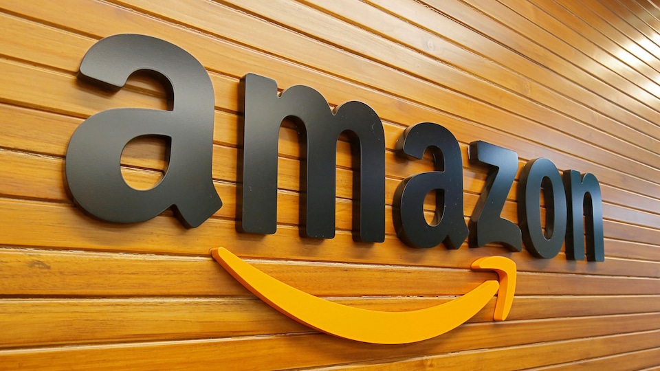 Le logo d'Amazon affiché sur un mur.
