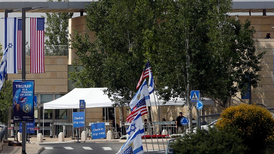 Des drapeaux américains et israéliens sont visibles le long de la route menant à l'immeuble qui abrite désormais l'ambassade américaine à Jérusalem. « Trump est un ami de Sion », peut-on lire sur une affiche officielle. 
