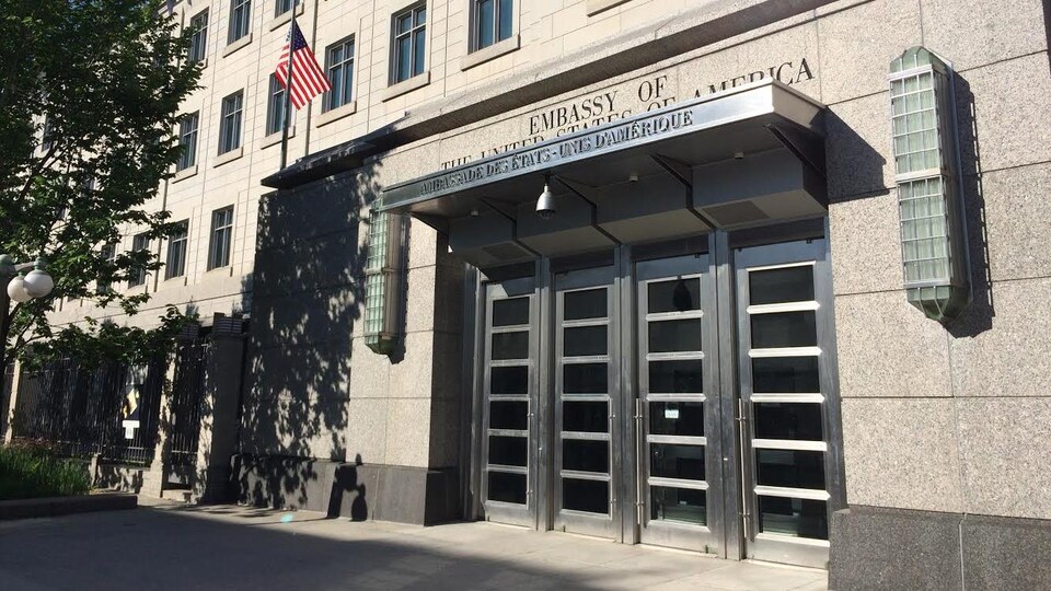 L'entrée de l'ambassade des États-Unis à Ottawa.