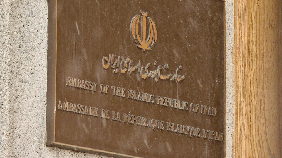 Une plaque en cuivre de l'ambassade de la République islamique d'Iran. L'inscription est en farsi, en anglais et en français. 