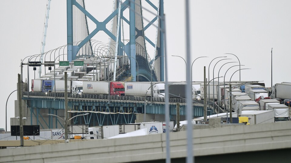 Des camions immobilisés sur le pont Ambassador entre Windsor et Détroit, en raison du blocage. 