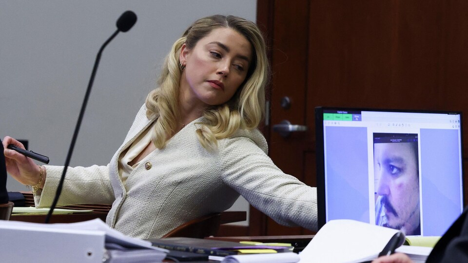 Amber Heard cherche des documents sur un bureau lors du procès de Johny Depp.
