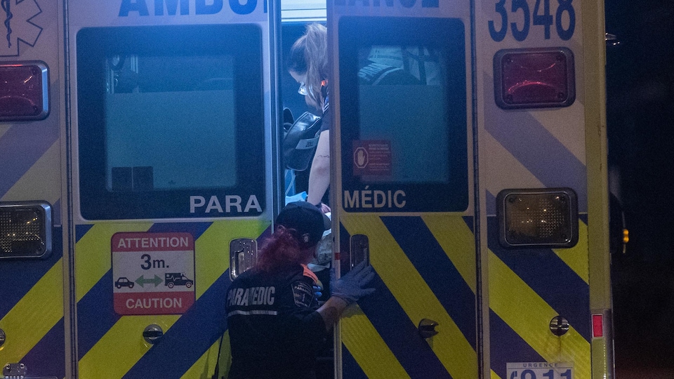La porte arrière entrouverte d'une ambulance