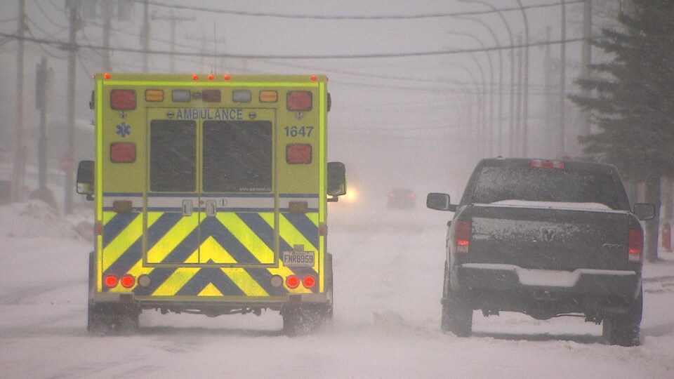 Une ambulance dans une rue de Sept-Îles. la chaussée est enneigée. 