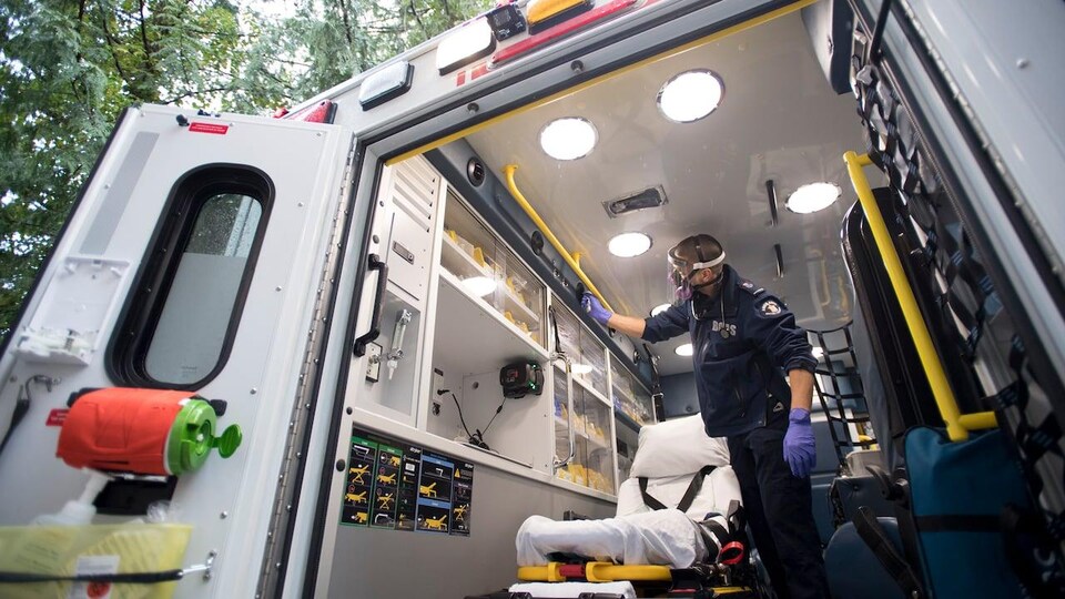 Un ambulancier.