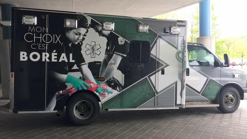 Une ambulance peinte avec le logo de l'établissement.