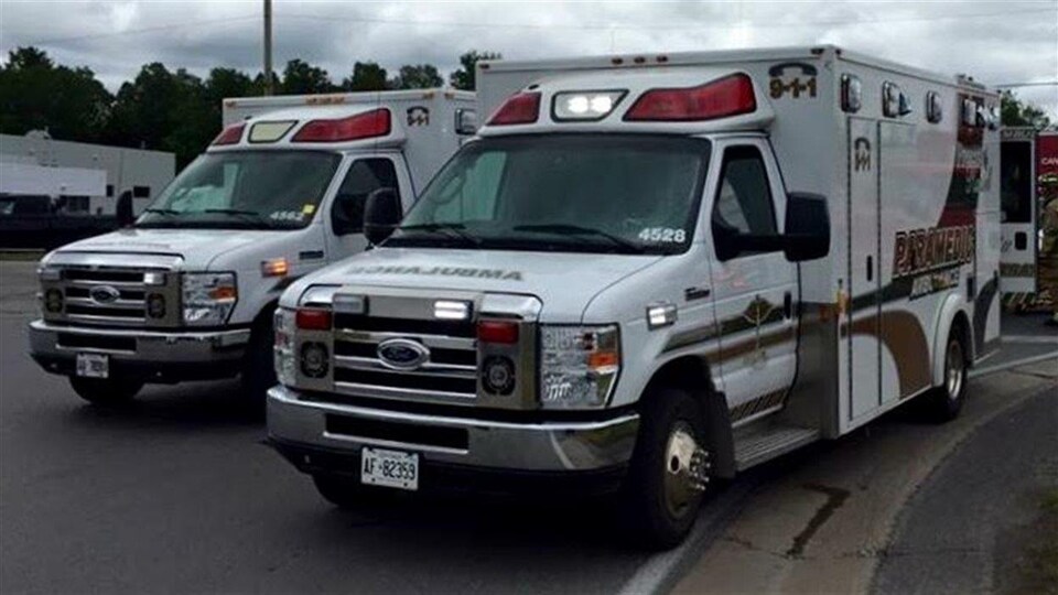 Des véhicules ambulanciers des Comtés unis de Prescott et Russell