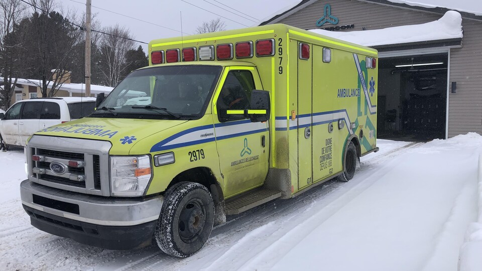 Une ambulance sort du garage de Dessercom à Armagh, l'hiver.