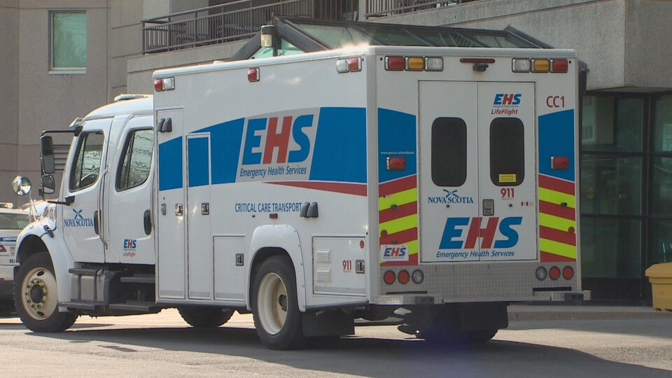 Une ambulance de la Nouvelle-Écosse devant l'entrée de l'urgence à Halifax en mai 2018.