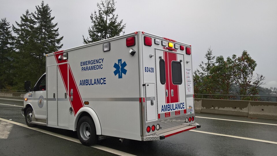Une ambulance sur la Transcanadienne à West Vancouver