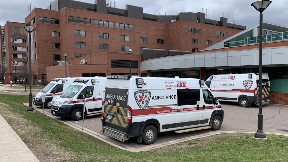 Des ambulances stationnées devant l'Hôpital de Moncton, le 6 mai 2022.