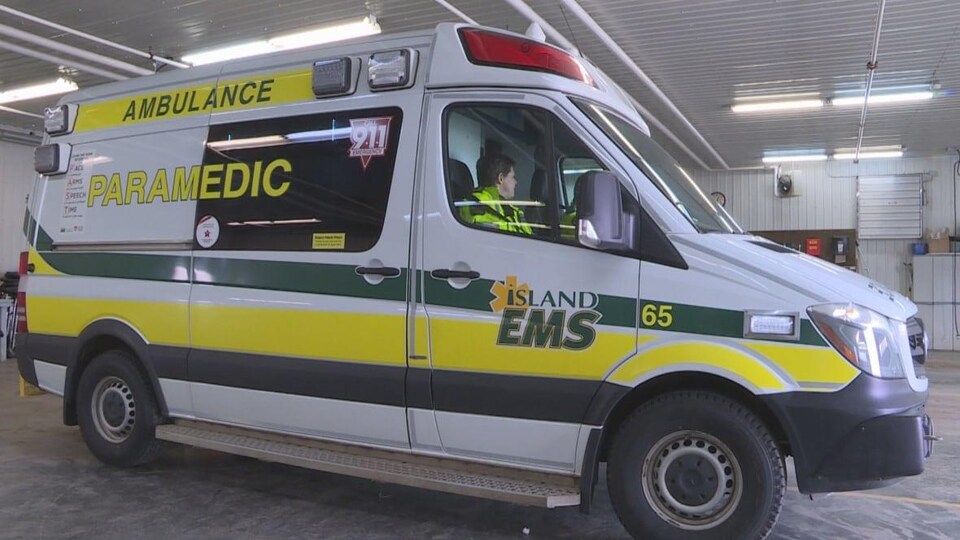 Une ambulance garée dans un stationnement à l'intérieur.